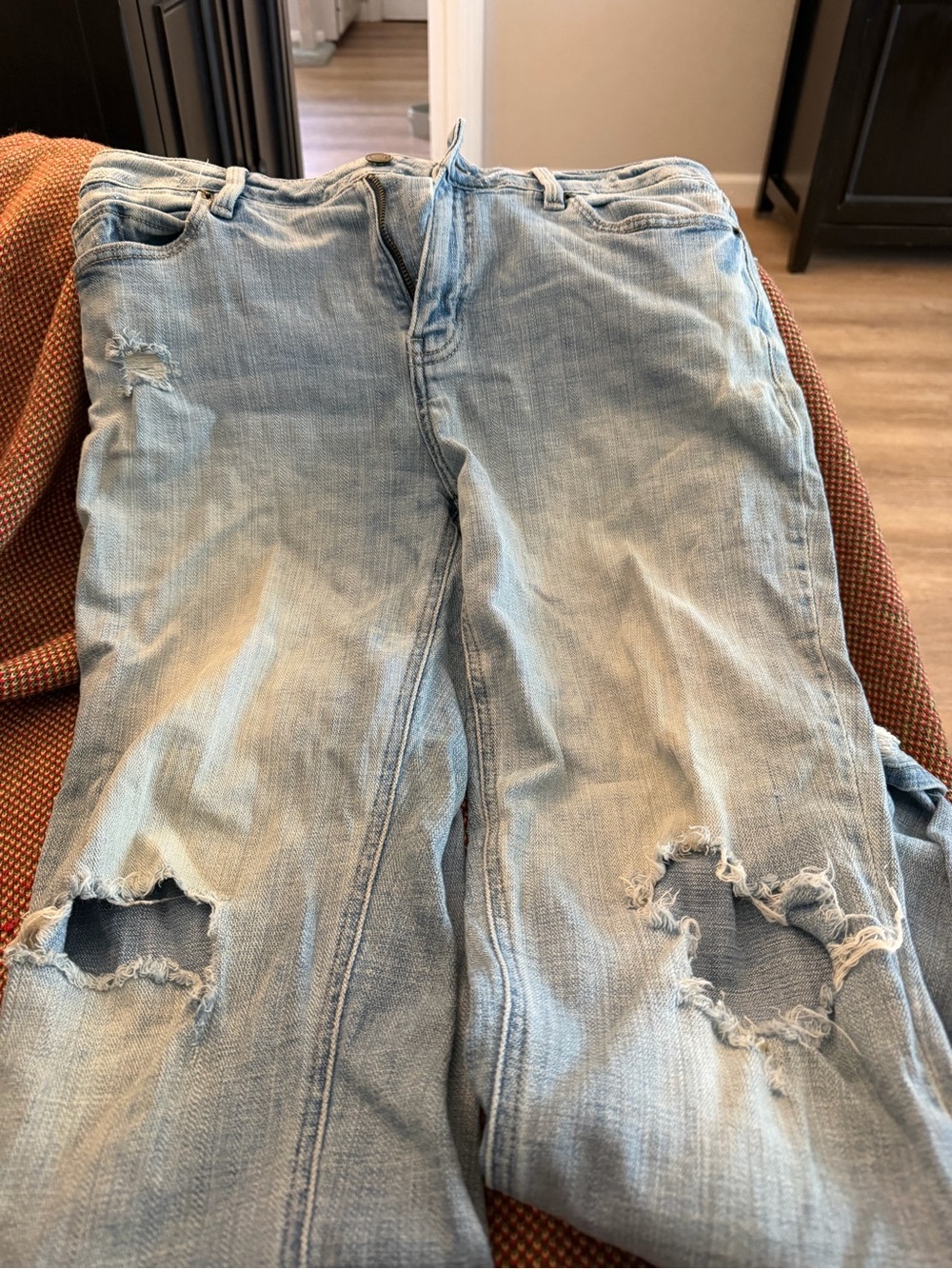 Light Wash Women's Boyfriend Jeans with Distressed Knees